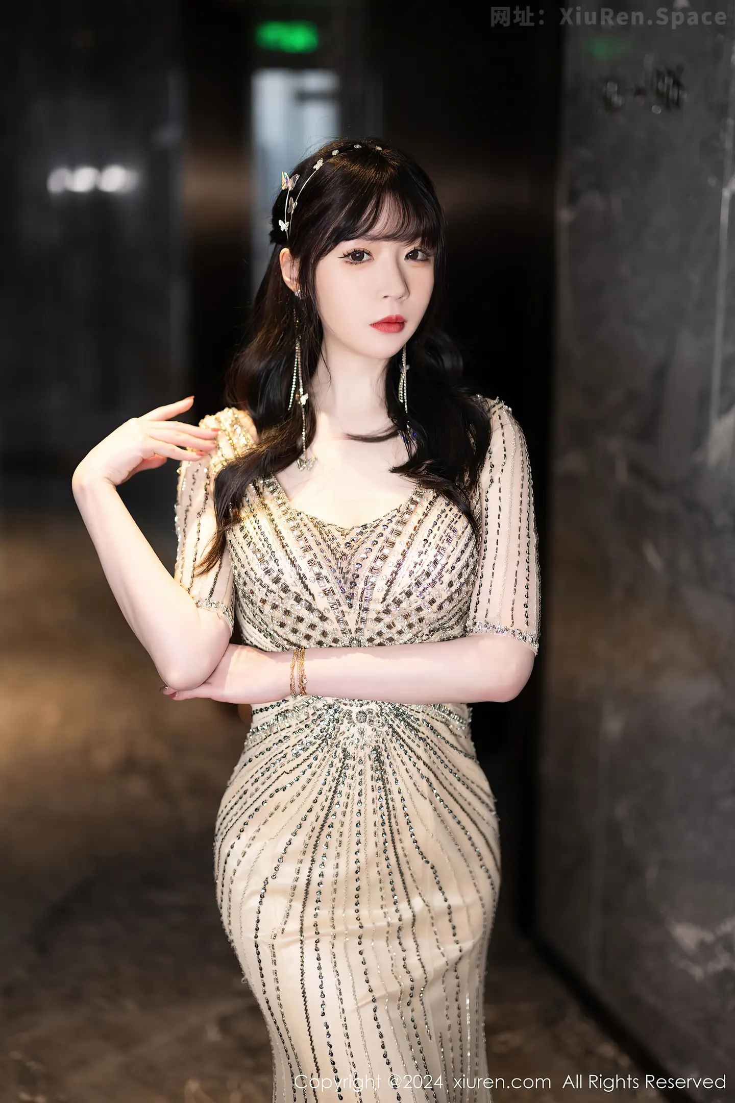 图片[3]-[XiuRen秀人网]VOL.8014 模特梦心玥性感金色礼裙露白色内衣配原色丝袜秀高挑身材诱惑写真84P-秀人网官方网站